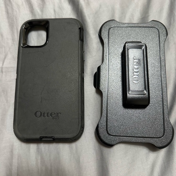 NEW - OtterBox iPhone 11 Defender Case - BLACK, includes holster clip kickstand - Picture 4 of 5